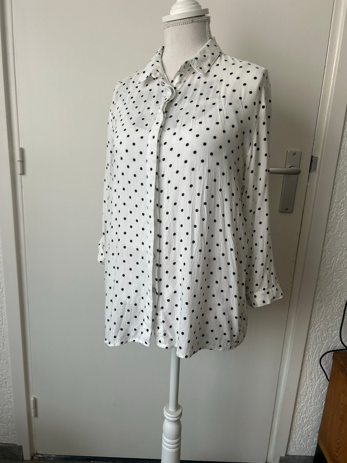 Stradivarius blouse met stippen - Maat M, Kleding | Dames, Blouses en Tunieken, Ophalen of Verzenden, Zo goed als nieuw, Maat 38/40 (M)