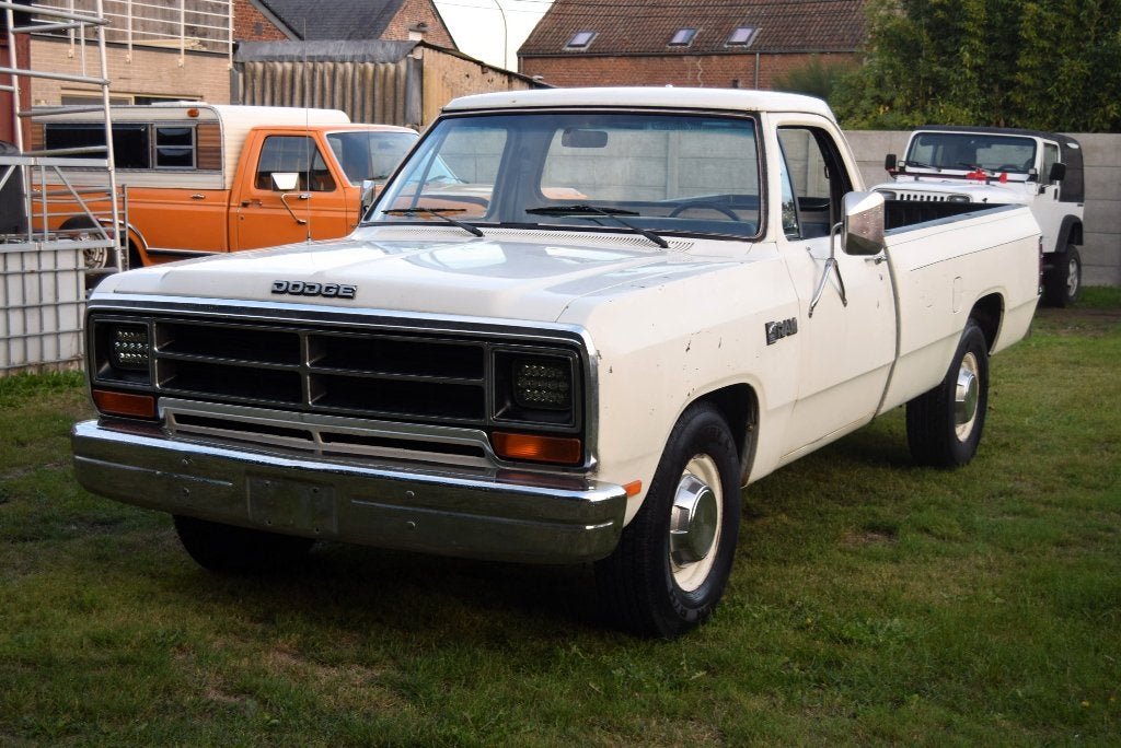 Dodge Ram 5.9L V8 360CID 1986, Automaat, Achterwielaandrijving, Wit, Blauw