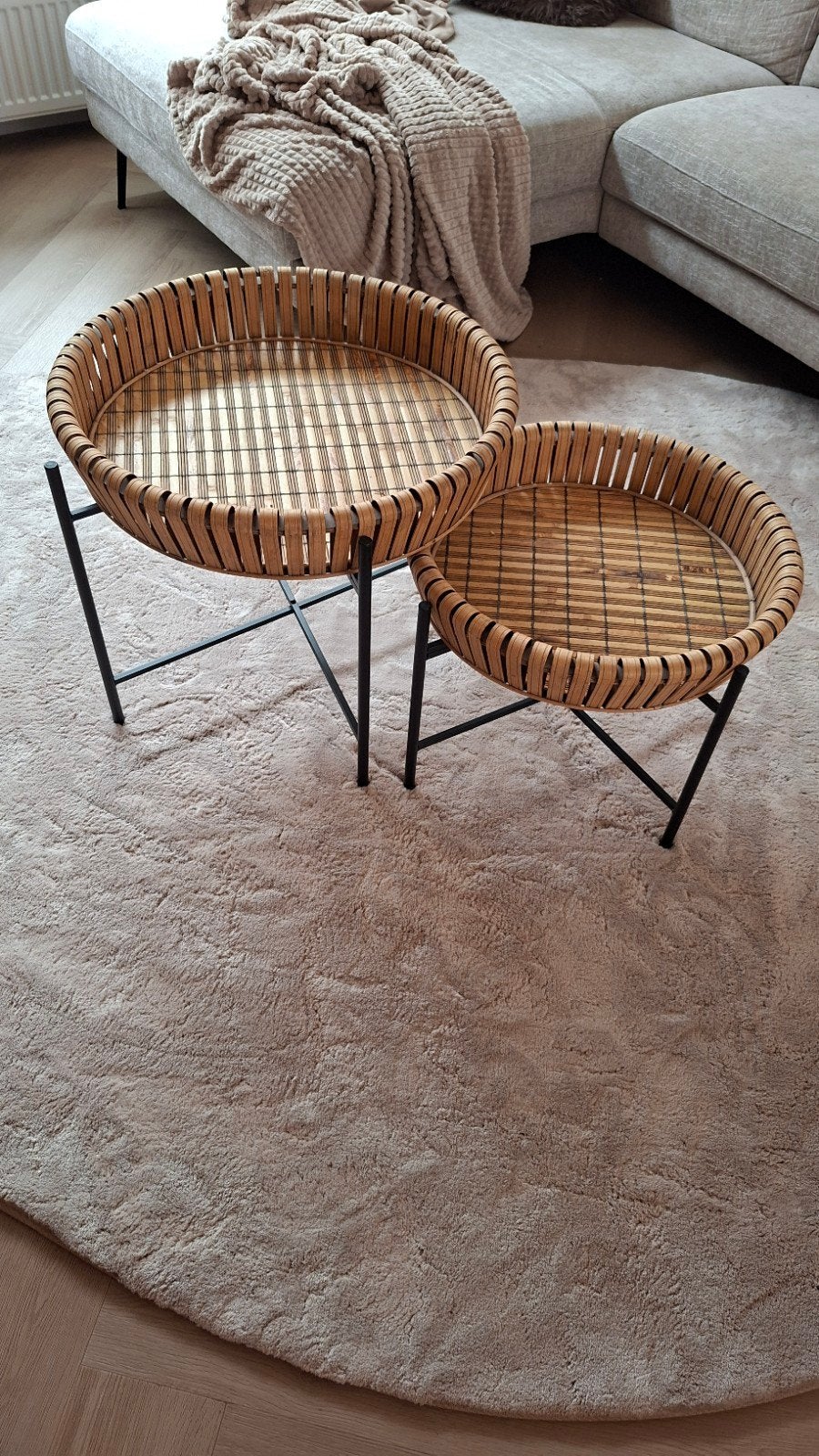 Set van 2 bamboe salontafeltjes / bijzettafeltjes, Modern, Bohemian, Rond, 55 tot 75 cm, Zo goed als nieuw