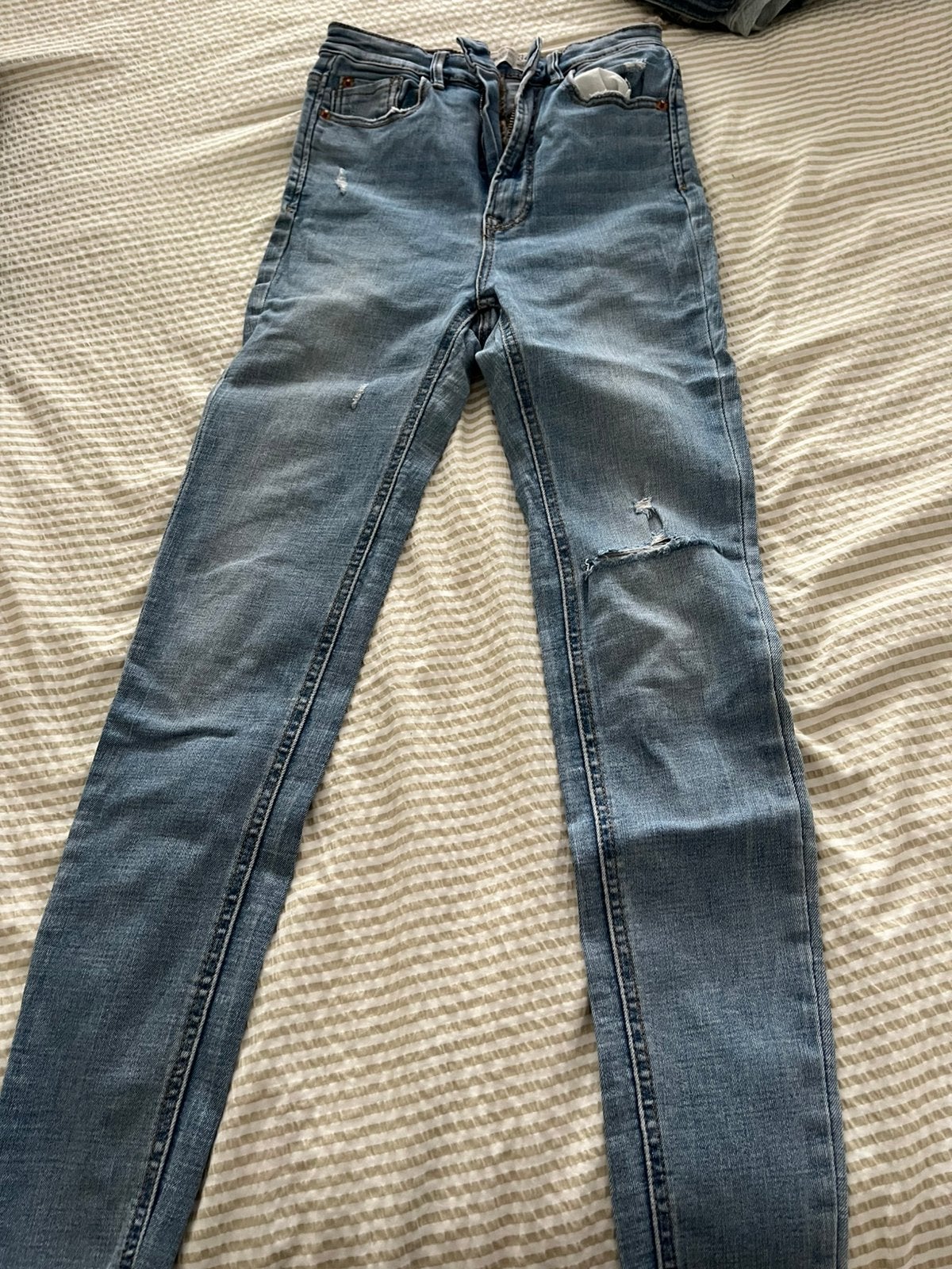 Stradivarius spijkerbroek maat 34, Ophalen of Verzenden, Zo goed als nieuw, Blauw, W27 (confectie 34) of kleiner