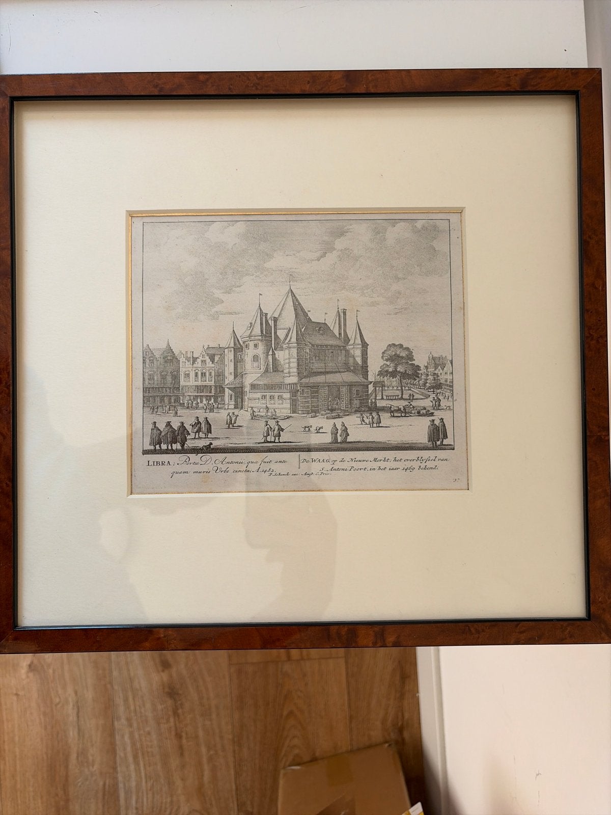 Antieke gravure van De Waag op de Nieuwe Markt, Amsterdam, Antiek en Kunst, Stadsgezicht, Ophalen of Verzenden, 1700 - 1799, Met tekst