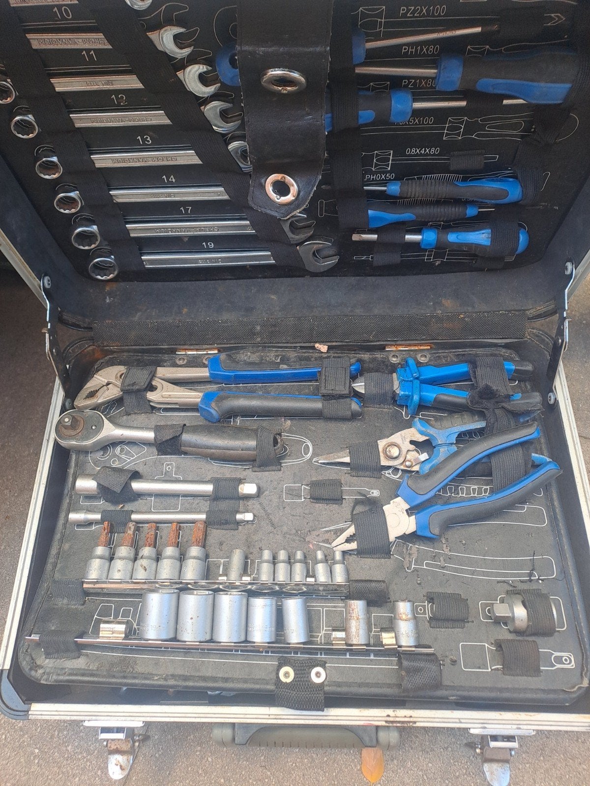 Gereedschapskoffer met diverse handgereedschappen, Doe-het-zelf en Verbouw, Gereedschap | Handgereedschap, Ophalen of Verzenden
