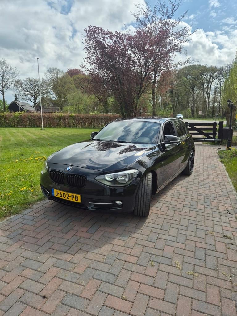 BMW 1-Serie 116I 100KW 5DR Aut8 2012 Zwart, Auto's, BMW, Zwart, 4 cilinders, Leder en Stof, Zwart
