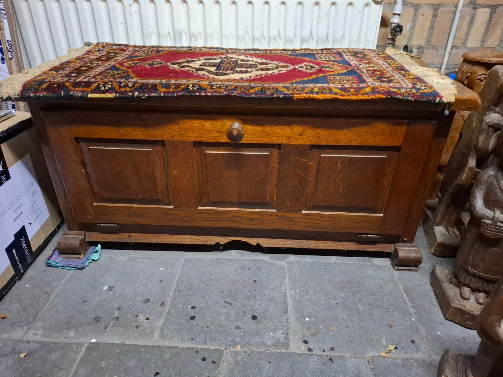 Gratis Antieke houten kist met tapijt - Opbergkist, Ophalen