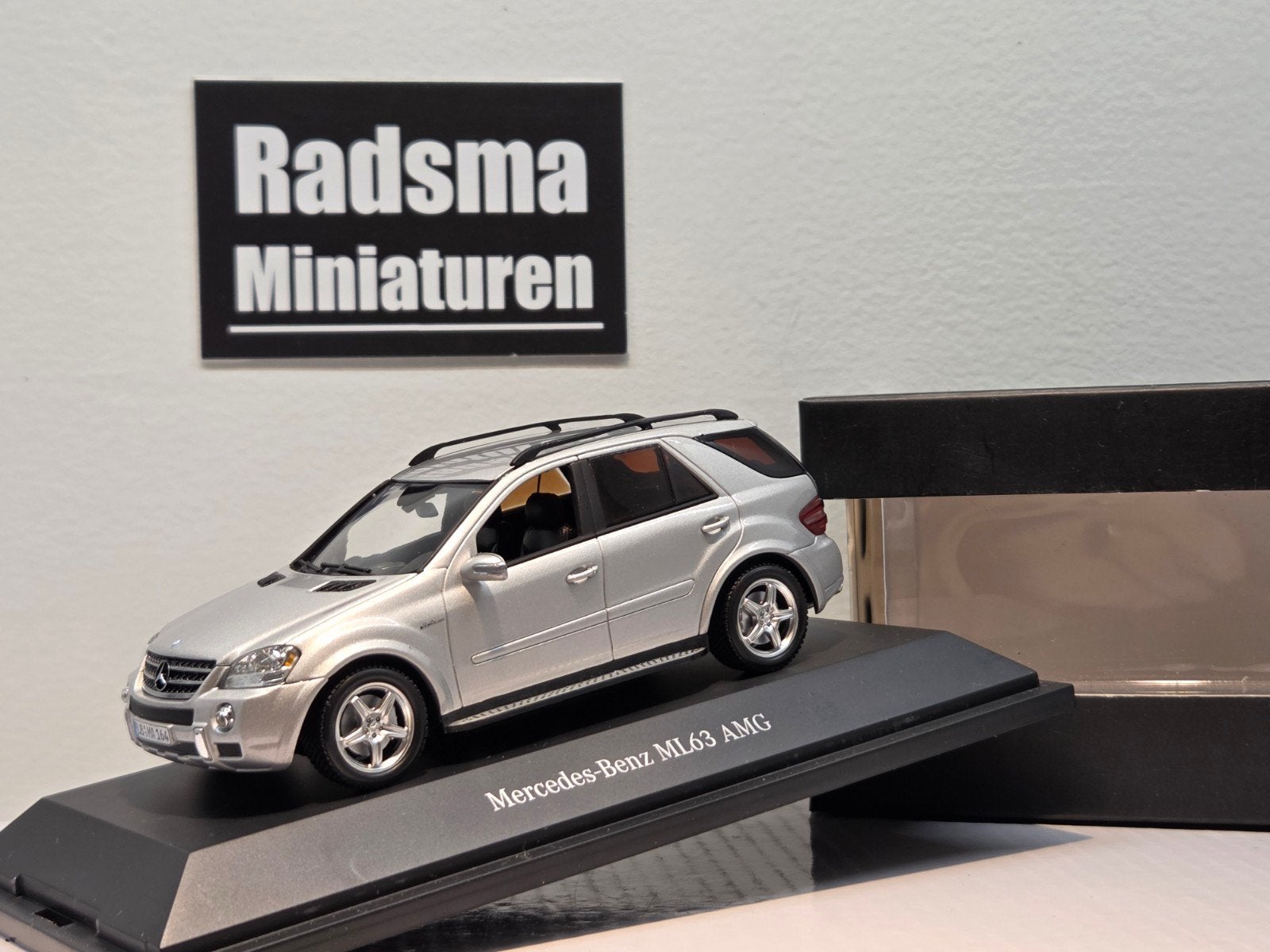 Mercedes-Benz ML63 AMG - 1:43 dealerpack Minichamps, Hobby en Vrije tijd, Auto, Ophalen of Verzenden
