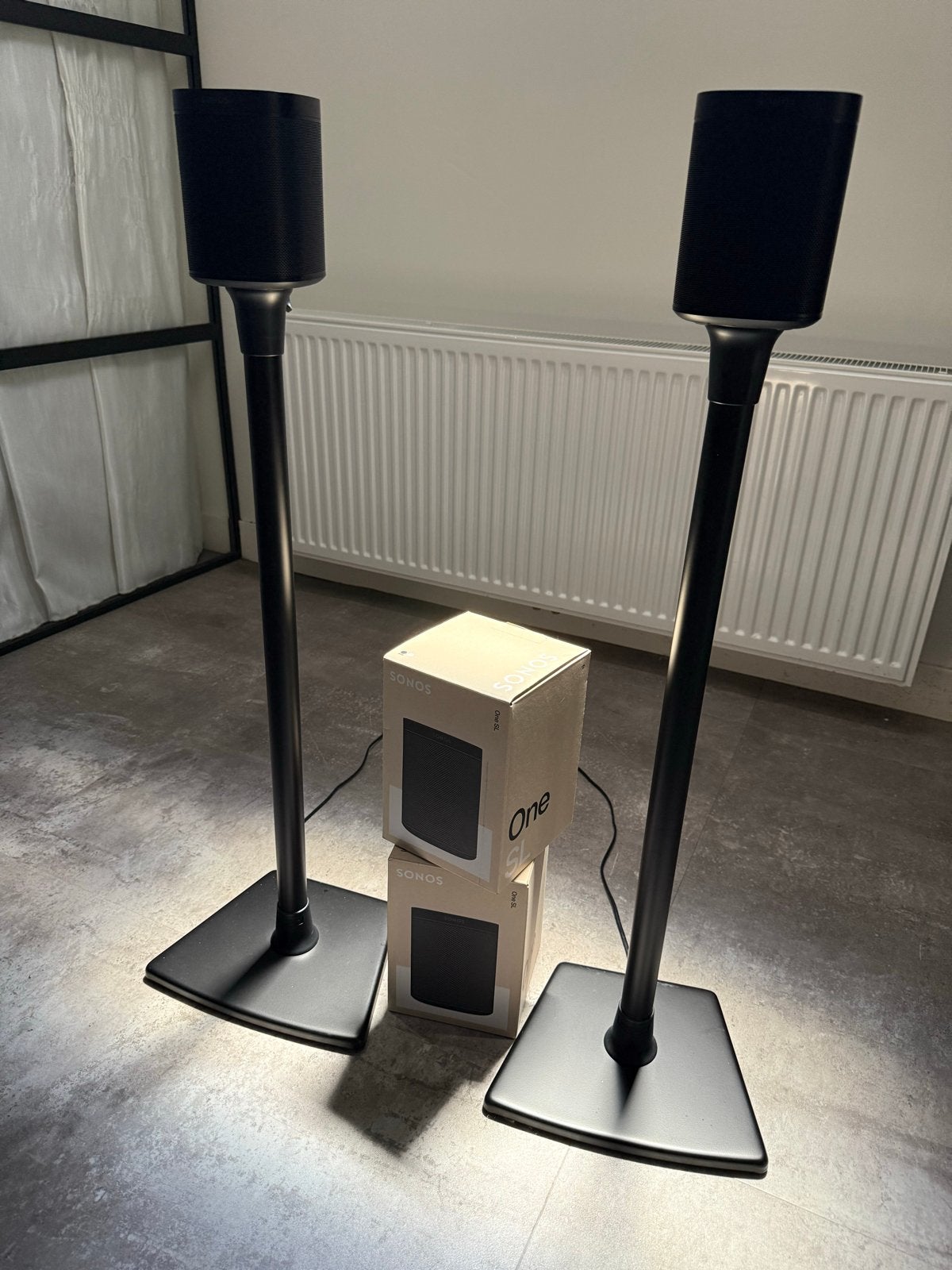 2x Sonos One SL + Sanus stands + boxes - as good as new