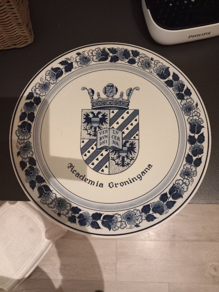 Bord Delfts Blauw Universiteit Groningen., Meerkleurig, Steen/keramiek, Ophalen of Verzenden, Zo goed als nieuw
