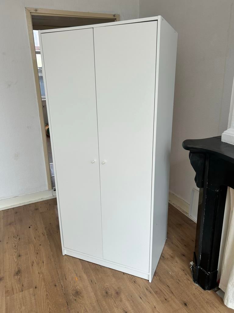 GRATIS Witte kledingkast met hangruimte en plank, Huis en Inrichting, Kasten | Roldeurkasten en Archiefkasten, Ophalen of Verzenden