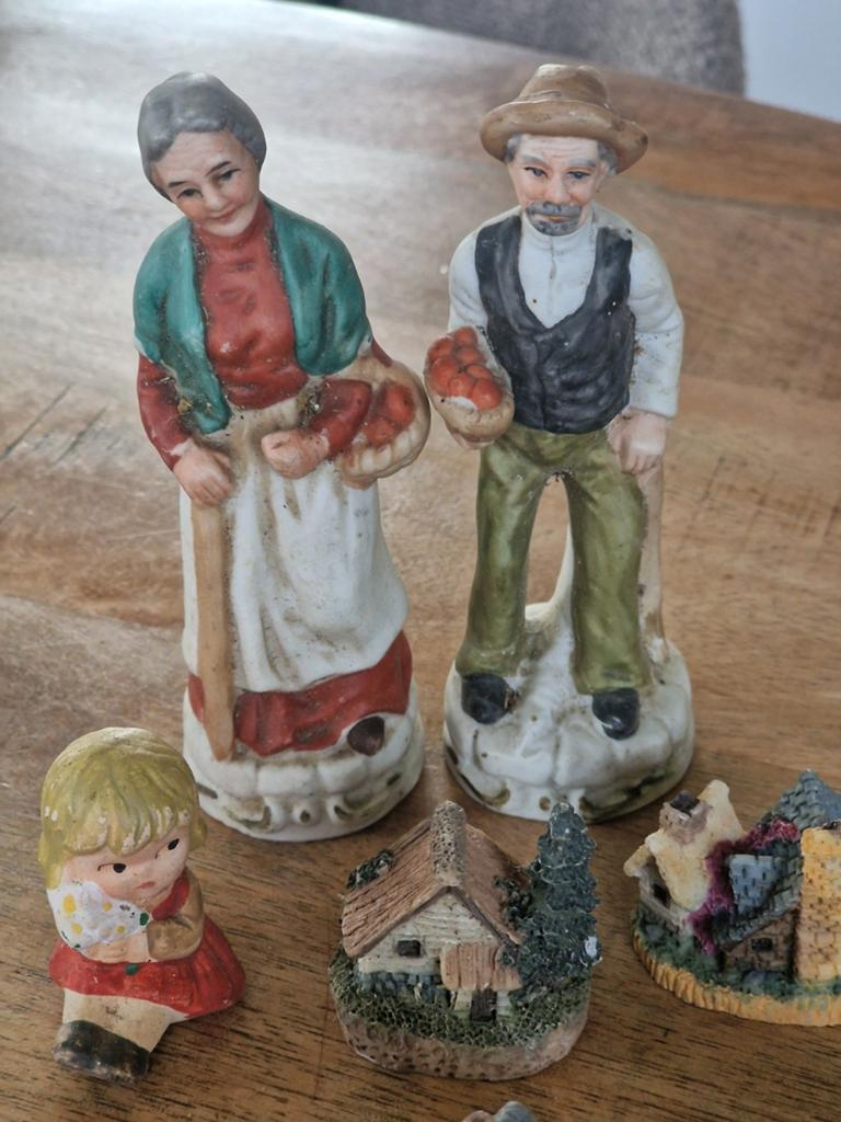 Porseleinen beeldjes en stenen huisjes, Ophalen of Verzenden, Gebruikt, Mens