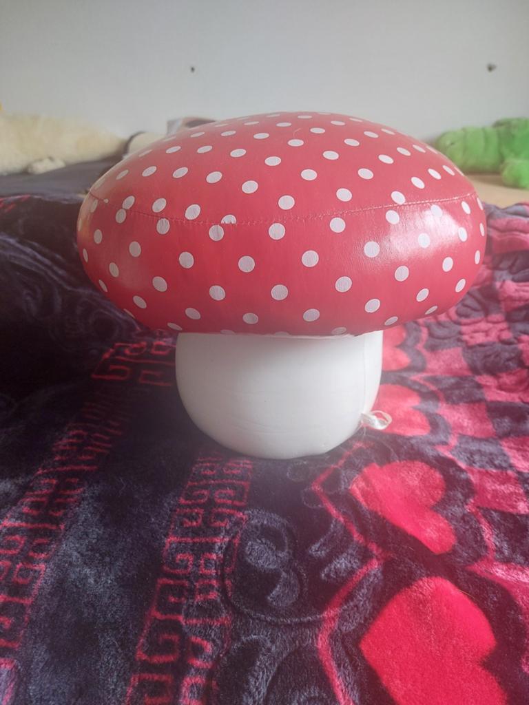 Leuke paddestoel kinderpoefje - Rood met witte stippen, Stof, Minder dan 50 cm, Gebruikt, Rond