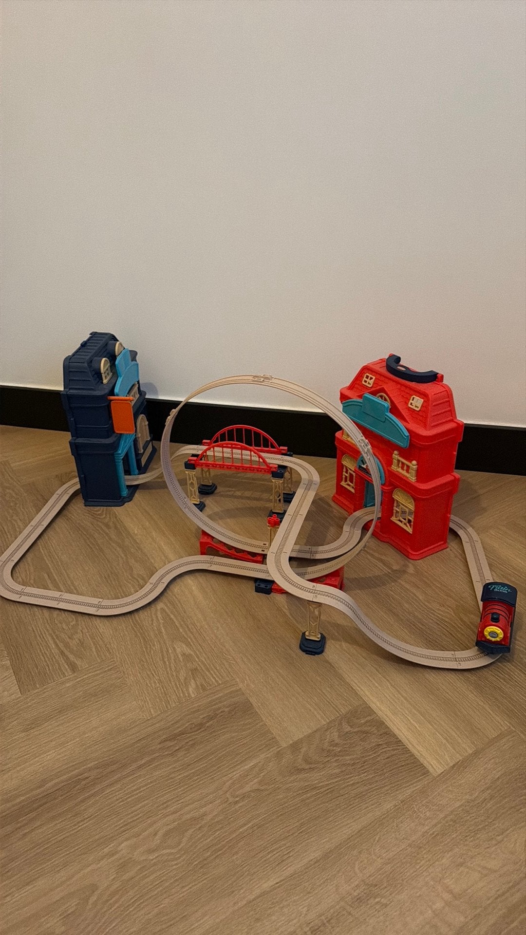 Treinbaan met elektrische locomotief, Kinderen en Baby's, Speelgoed | Thomas de Trein, Ophalen of Verzenden, Zo goed als nieuw