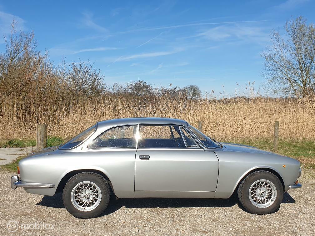Alfa Romeo GT 1300 (Bertone) met 2.0 motor, Auto's, Achterwielaandrijving, Gebruikt, Zwart, 129 pk