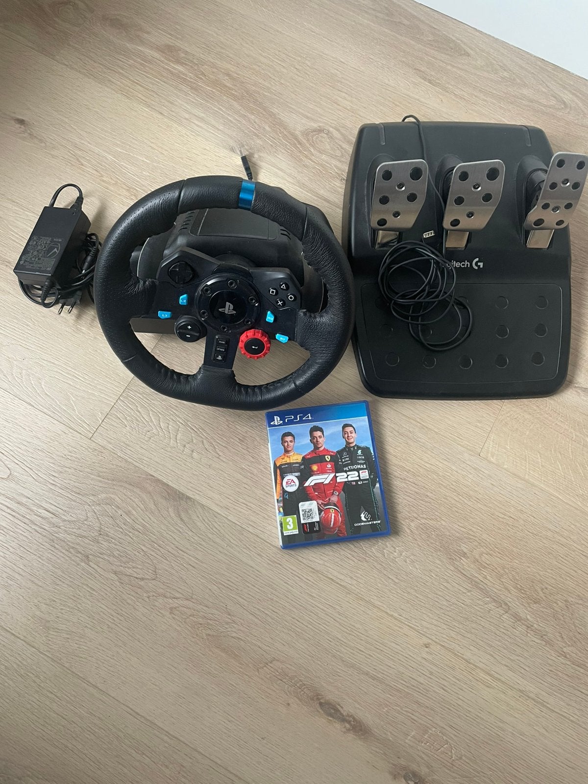 Logitech G29 racestuur + pedalen + F1 22 PS4 – goede staat, Ophalen of Verzenden, Zo goed als nieuw, PlayStation 4