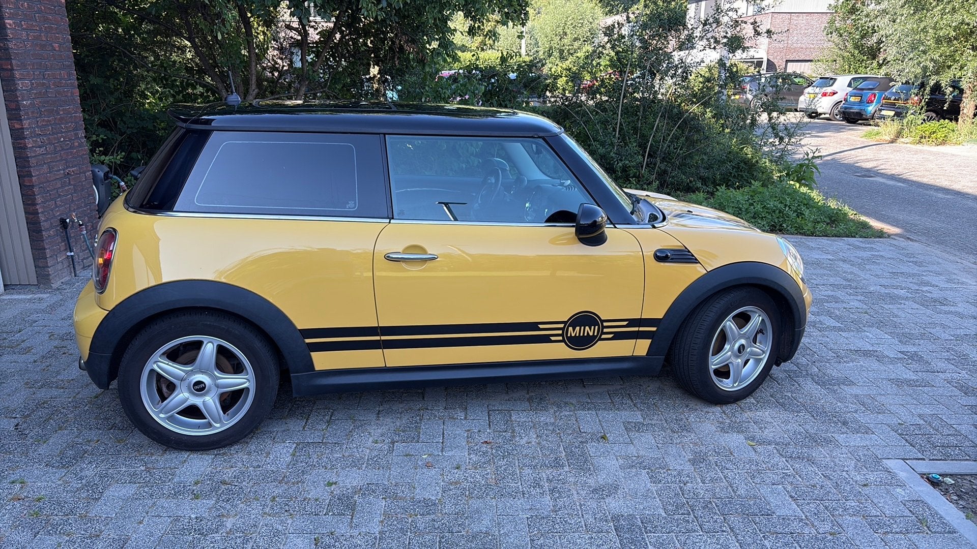 Mini 1.6 Cooper 2008 Geel, Auto's, Voorwielaandrijving, 4 cilinders, 4 stoelen, 49 €/maand