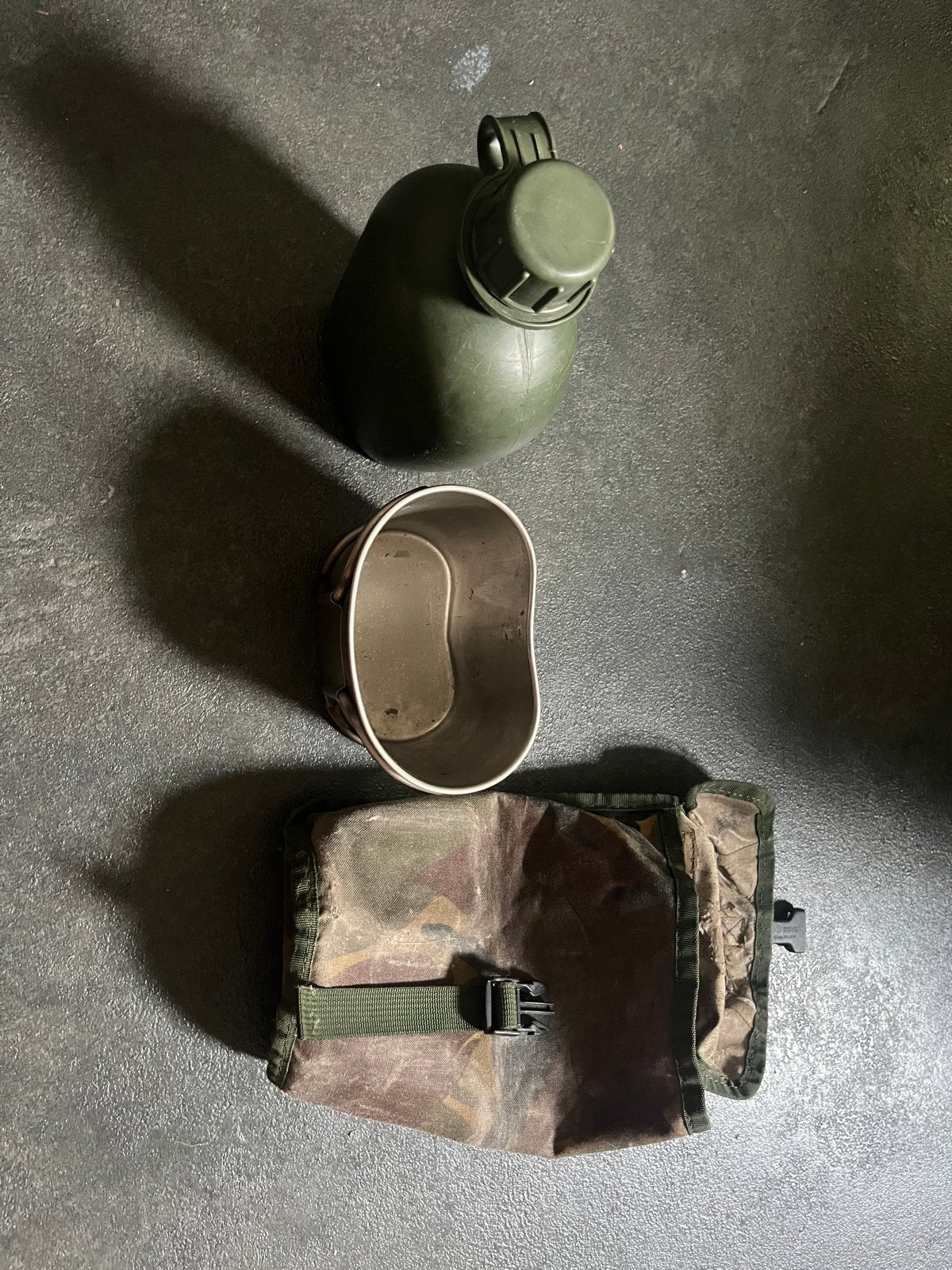 Militaire veldfles met beker en camouflage hoes, Ophalen of Verzenden, Overige soorten, Overige gebieden, Overige typen