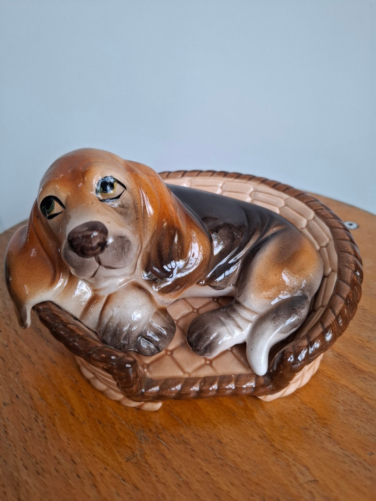 Vintage Porseleinen Basset Hond in Mand - Lys Royal, Antiek en Kunst, Ophalen of Verzenden
