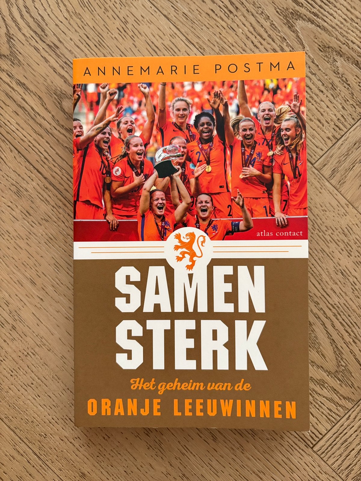 Boek Samen sterk - het geheim van de oranje leeuwinnen, Gelezen, Annemarie Postma, Ophalen of Verzenden, Balsport