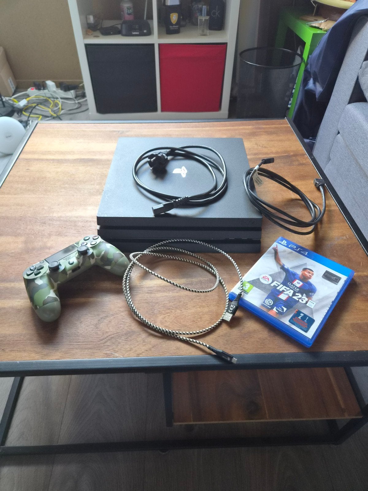 Sony PlayStation 4 Pro 1TB + Camo Controller + FIFA 23, Ophalen, Zo goed als nieuw, Met 1 controller, Pro