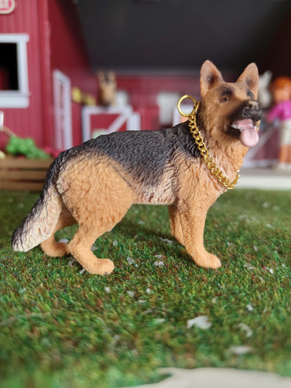 Schattige Duitse Herder Speelfiguur met Gouden Ketting, Ophalen of Verzenden, Gebruikt