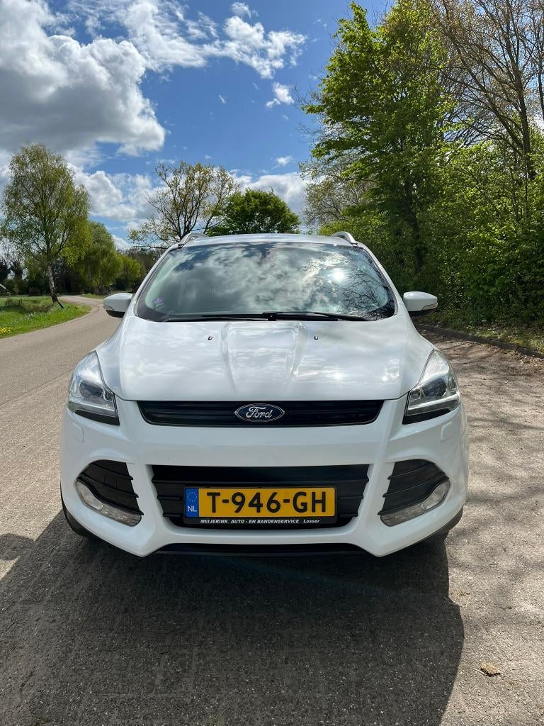 Ford Kuga 1.5 EcoBoost – 150 pk – 2014 – Wit – 155.000 km, Voorwielaandrijving, 1498 cc, Zwart, 4 cilinders