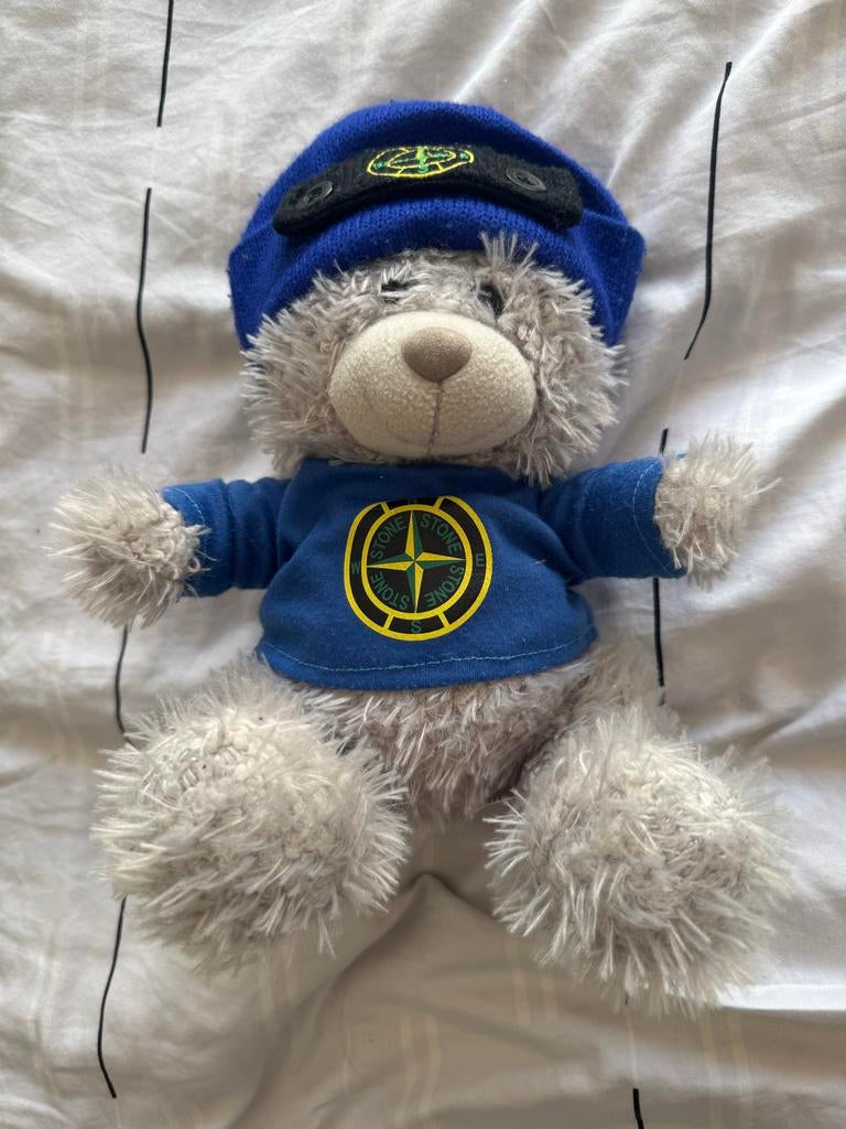 Grijze teddybeer met Stone Island outfit, Kinderen en Baby's, Speelgoed | Knuffels en Pluche, Overige merken, Overige karakters