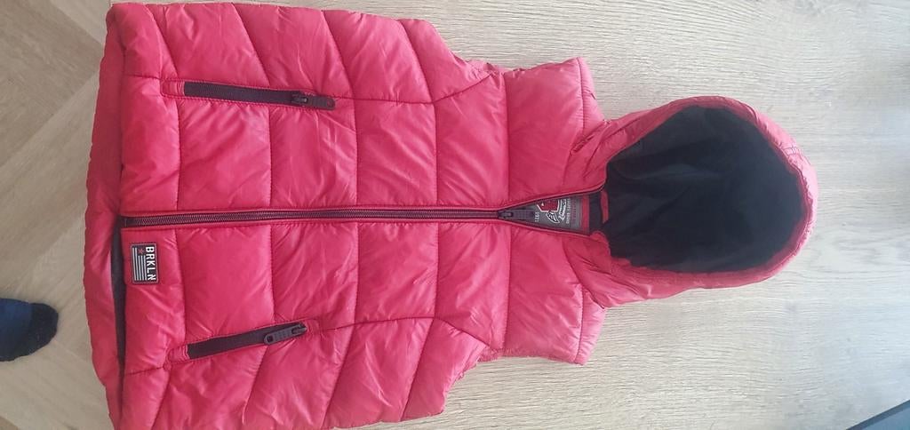Red Bodywarmer - Size 122, Ophalen of Verzenden, Nieuw, Jongen, Jas