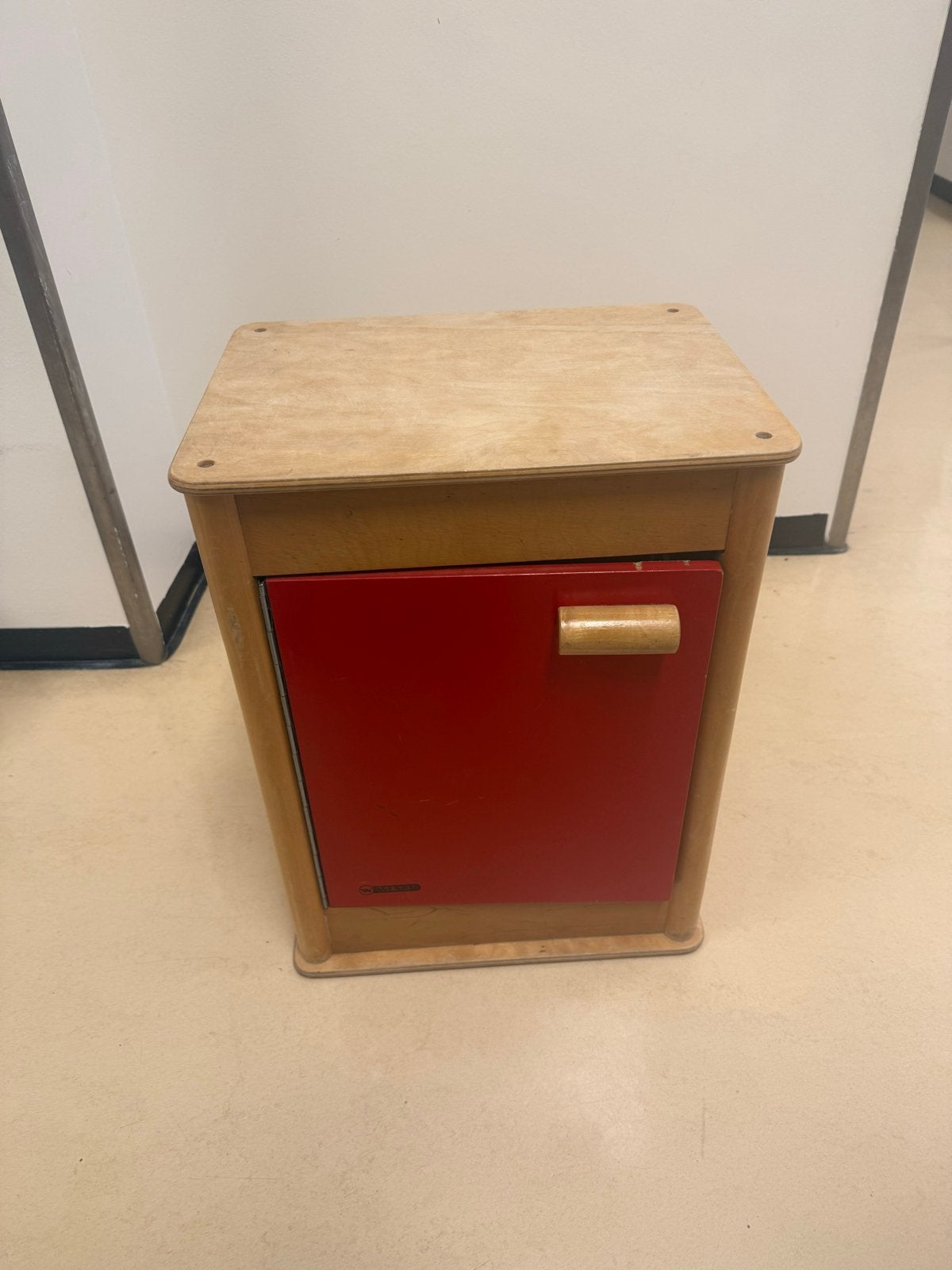 Vintage houten nachtkastje met rode deur, Ophalen, Gebruikt