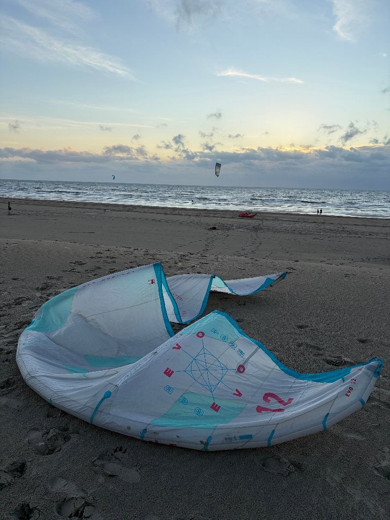Kite - Duotone EVO 12, Watersport en Boten, Kitesurfen, Gebruikt, Geen board, Ophalen of Verzenden, Kite