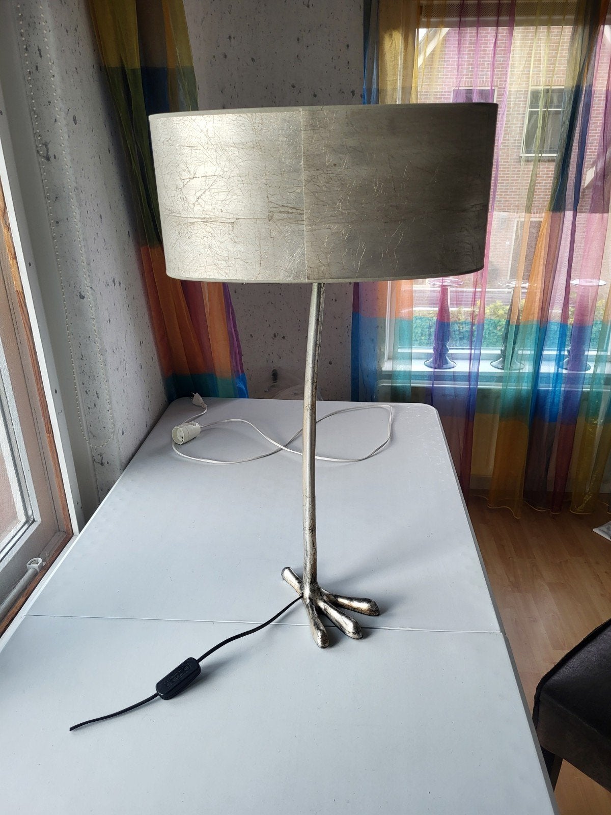 Moderne zilvergrijze schemerlamp met unieke voet, Ophalen, Gebruikt, Met schakelaar, Metaal