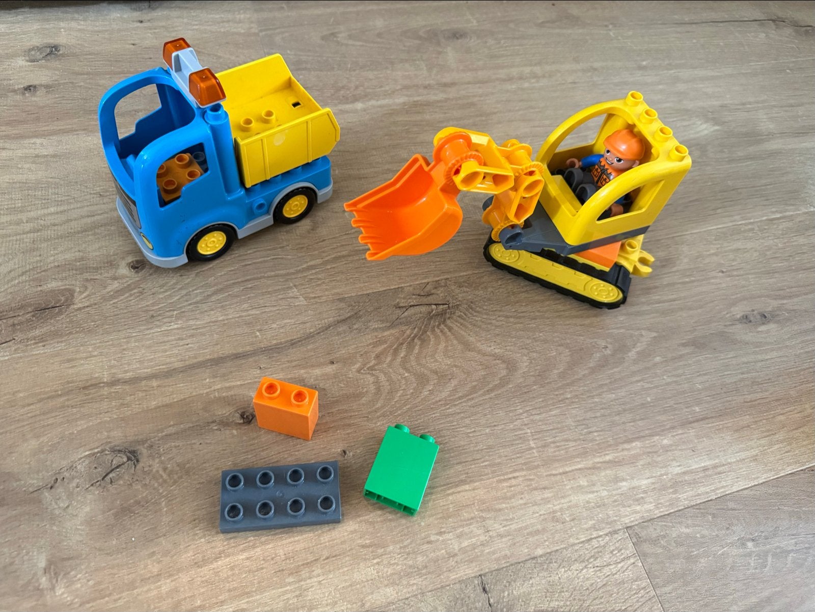 LEGO Duplo bouwvoertuigen set (kiepwagen en graafmachine), Ophalen of Verzenden, Gebruikt, Overige merken