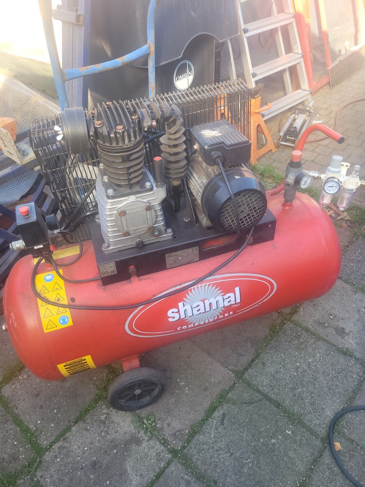 zeer goed onderh. compressor 220 volt 10 bar  BIEDEN, Doe-het-zelf en Verbouw, 25 tot 100 liter, Ophalen, 200 tot 400 liter/min