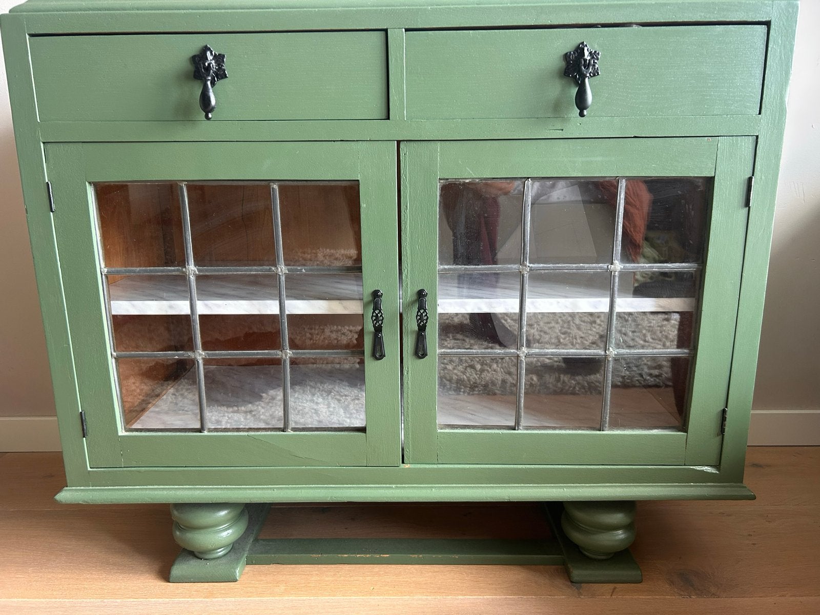 Uniek groen dressoir met glas-in-lood deuren, Antiek en Kunst, Ophalen