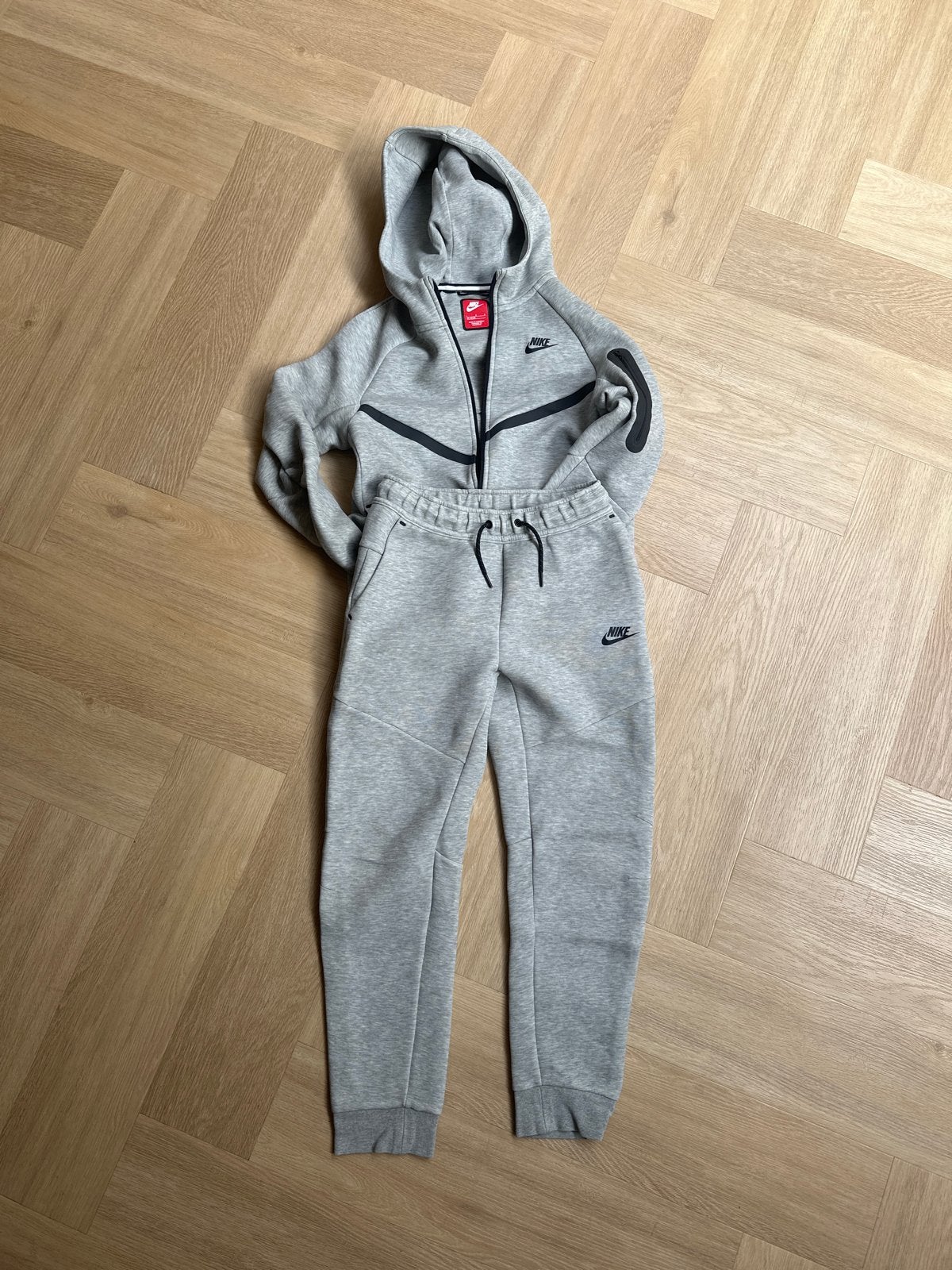 Nike Tech Fleece Trainingspak Grijs - Maat L (147-158 cm), Ophalen of Verzenden, Zo goed als nieuw, Jongen of Meisje