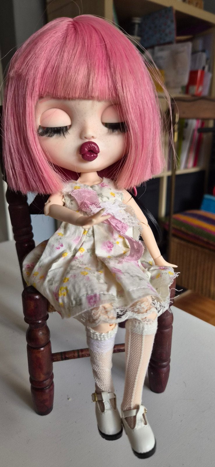 Blythe pop met roze haar en bloemenjurk, Ophalen of Verzenden, Zo goed als nieuw, Pop