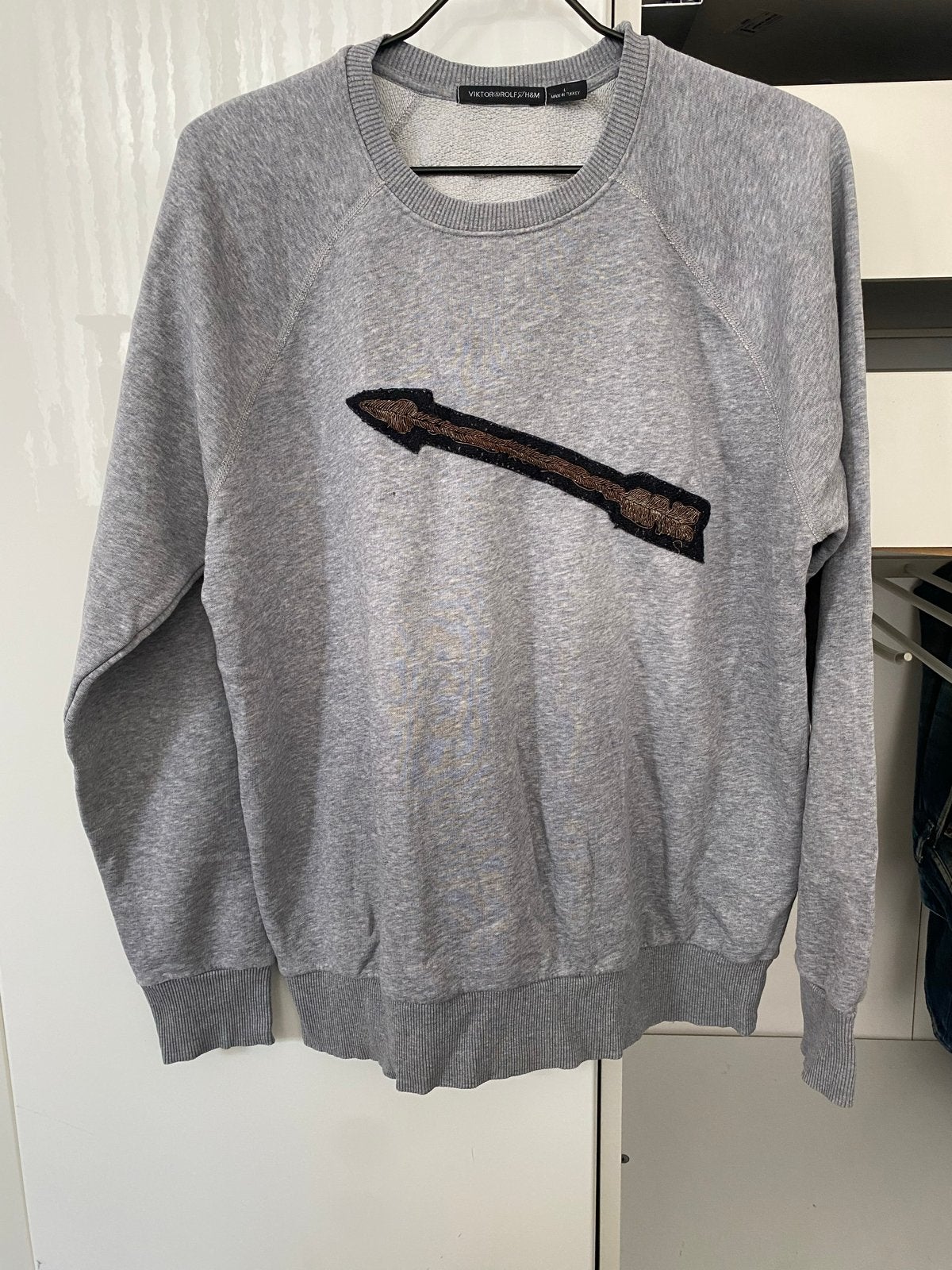 Viktor & Rolf x H&M Grijze Sweater met Pijl Applicatie, Ophalen of Verzenden, Gedragen, Maat 52/54 (L), Grijs