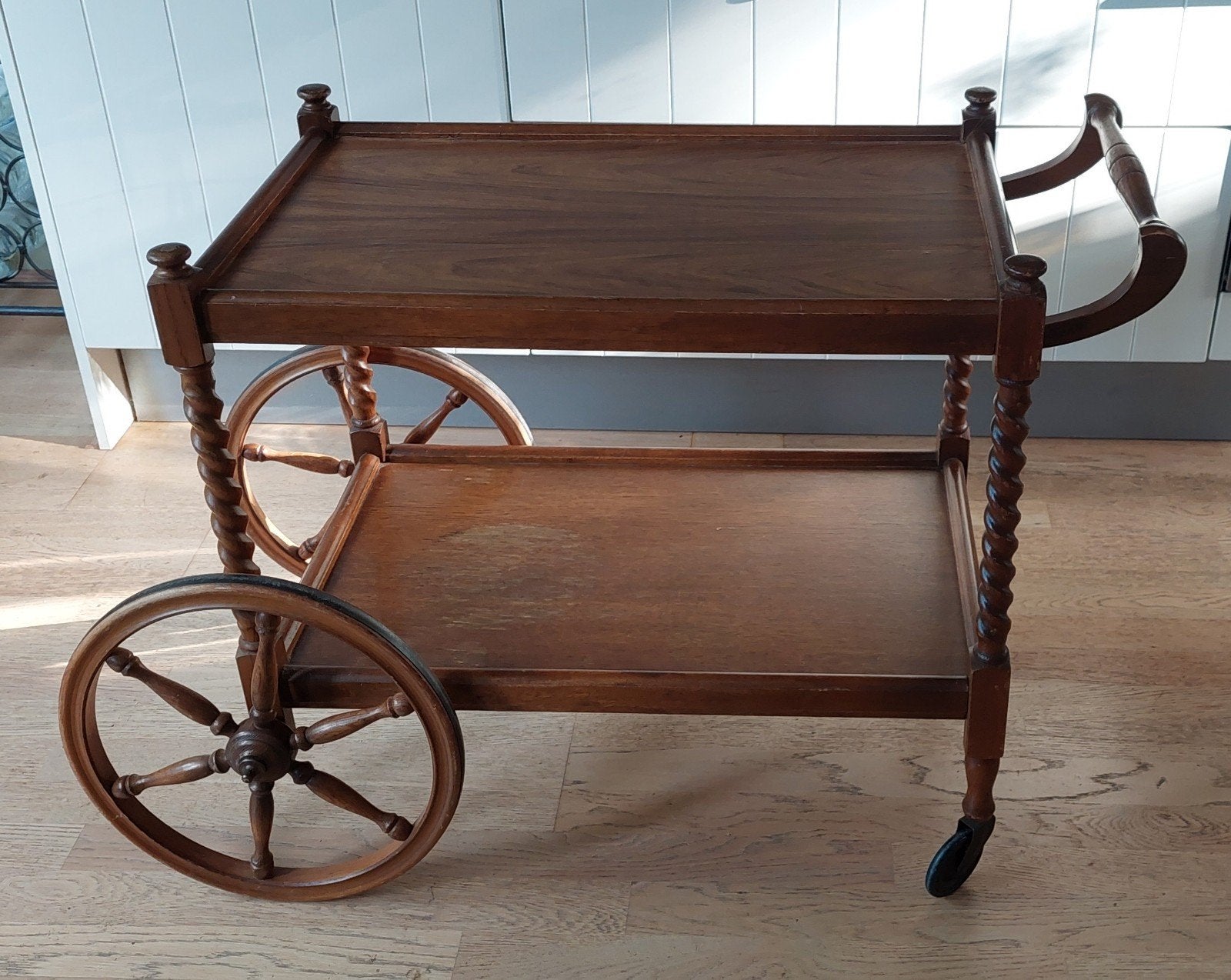 Vintage theewagen, trolley, Ophalen