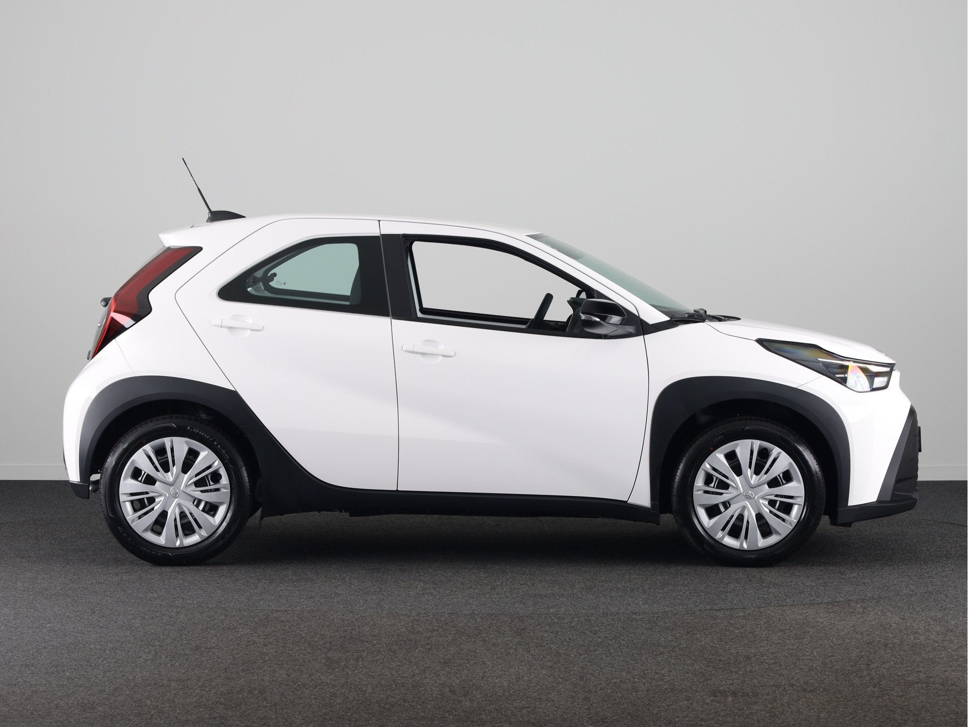 Toyota Aygo X Hybrid 115 *NIEUW* | Direct leverbaar! | Camer, Stof, 116 pk, Wit, Nieuw