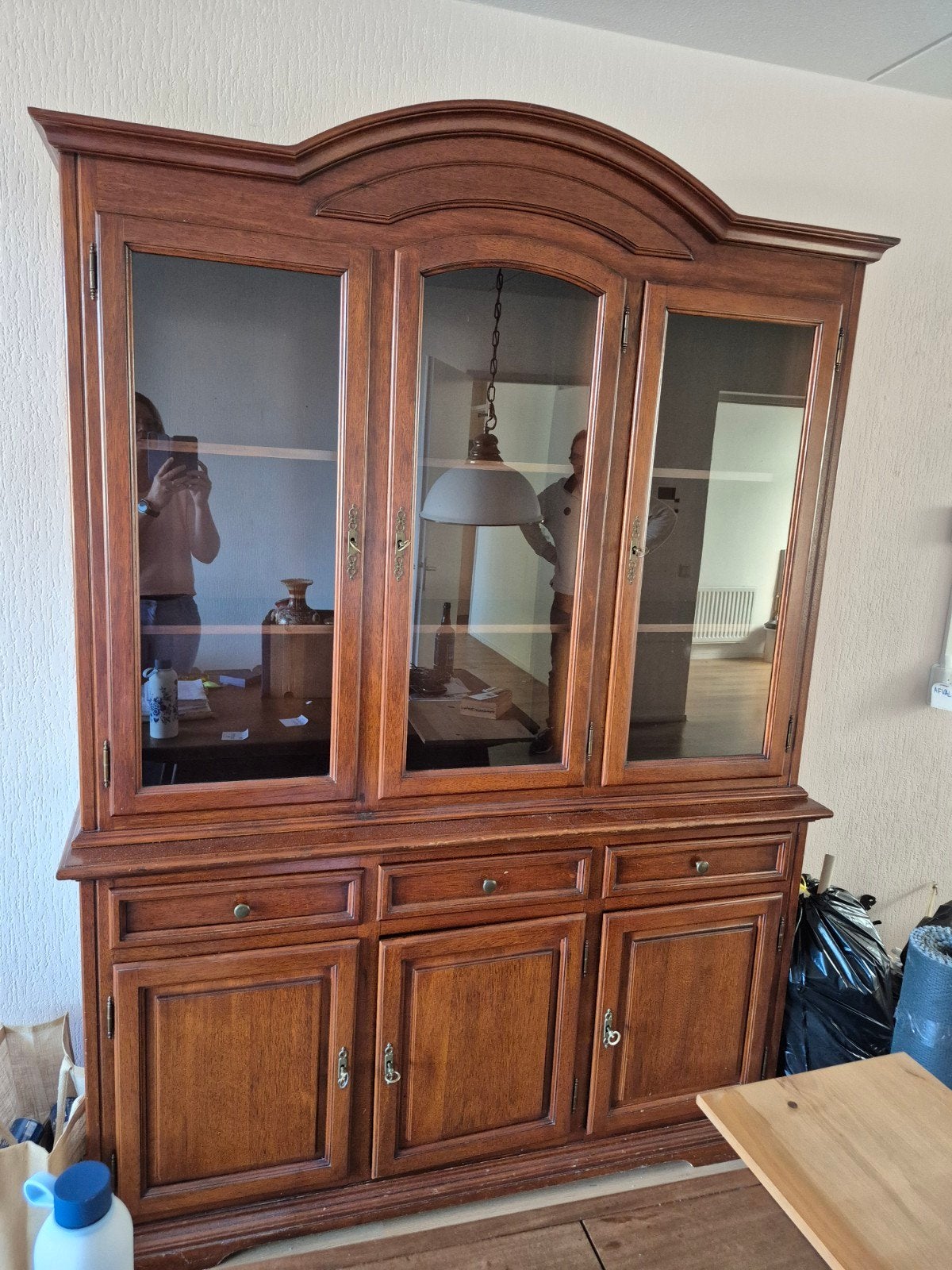 Foto 8 van Nog zwart te maken houten vitrinekast