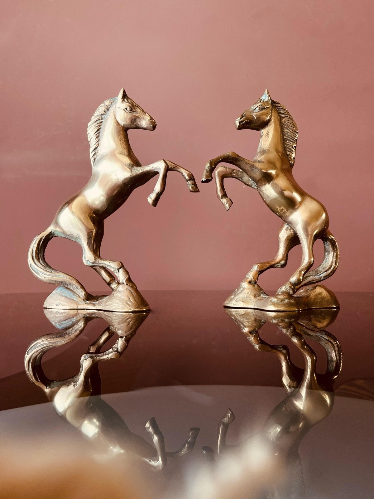 SET VAN TWEE STEIGERENDE MESSING PAARDEN, Ophalen of Verzenden