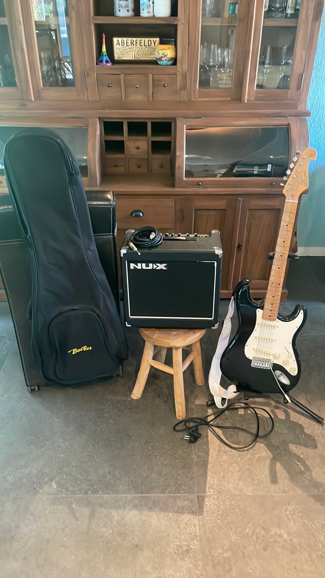 Elektrische gitaar set: NUX versterker, gitaar, hoes, kabel, Met versterker, Zo goed als nieuw, Solid body, Ophalen