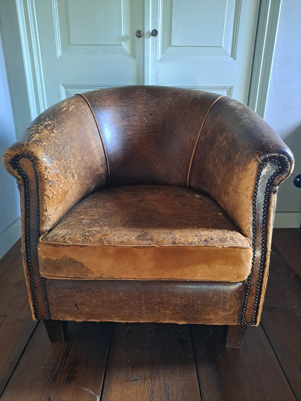 Vintage schapenleren clubfauteuil, doorleefd, Huis en Inrichting, Ophalen, Gebruikt, 50 tot 75 cm, Leer