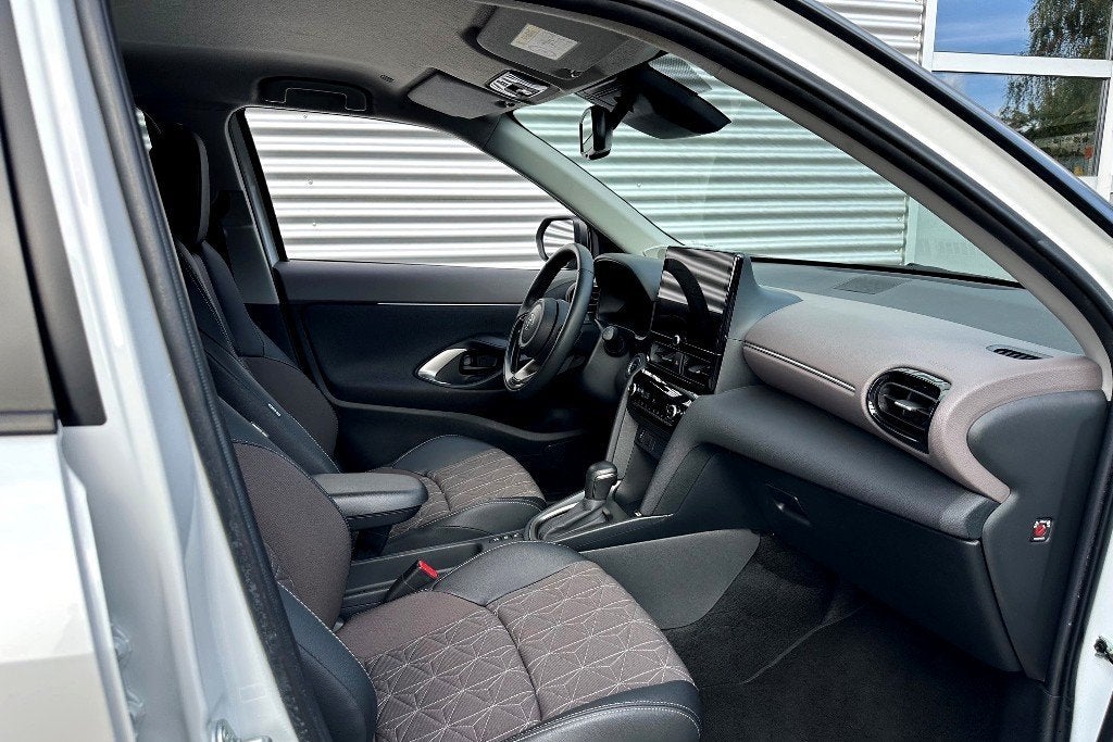 Toyota Yaris Cross 1.5 Hybrid 130 Executive 360Gr / Bi-Tone, Auto's, Dealer onderhouden, 1195 kg, Gebruikt, Zwart