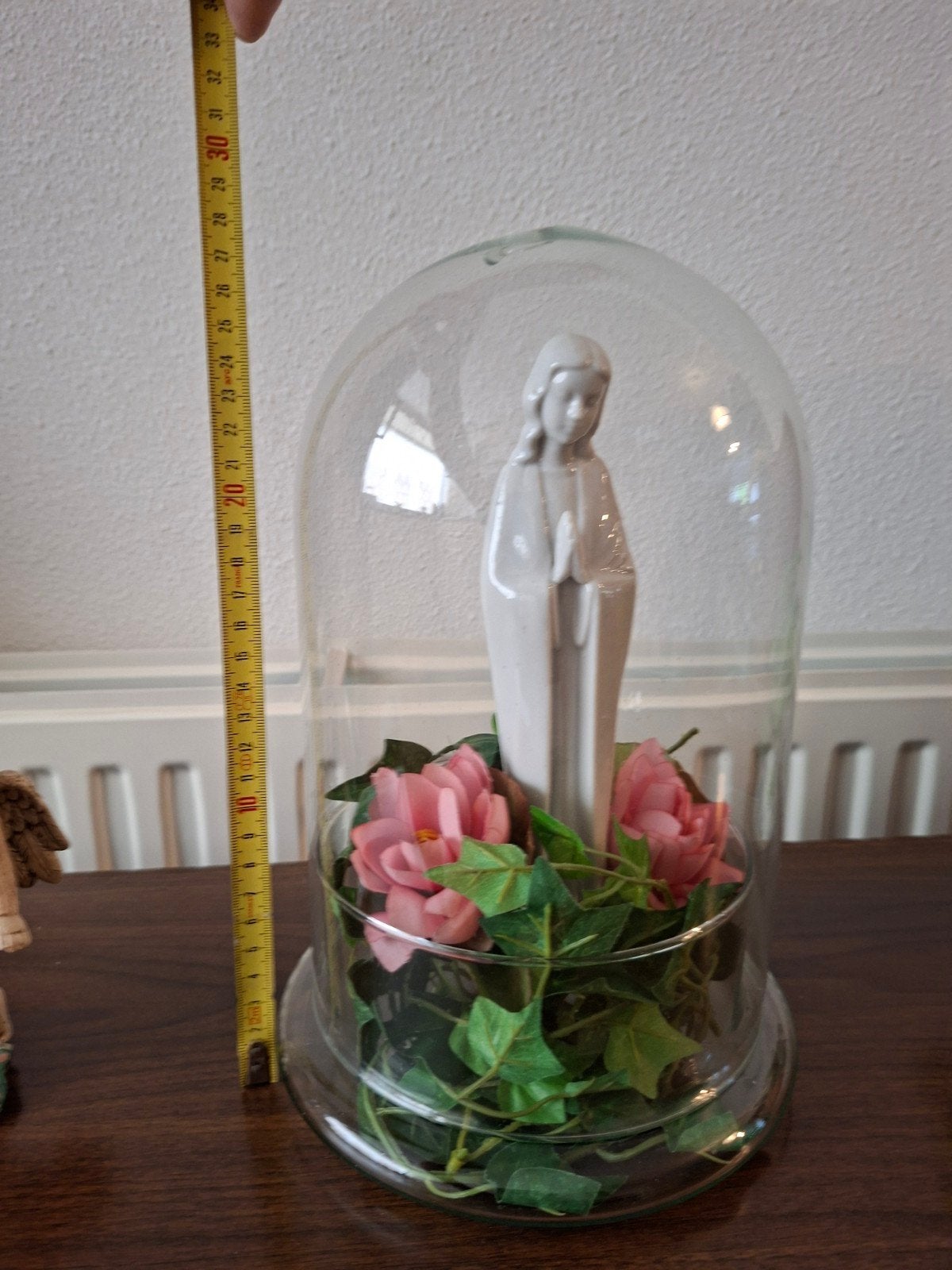 Maria beeldje in glazen stolp met bloemen, Antiek en Kunst, Ophalen of Verzenden