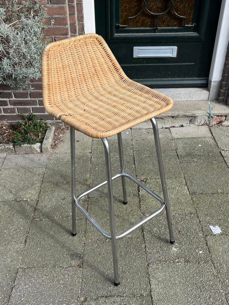 Vintage barkruk Dirk van Sliedrecht Rohe Noordwolde rotan, Gebruikt, Met voetsteun, 60 tot 90 cm, Ophalen of Verzenden