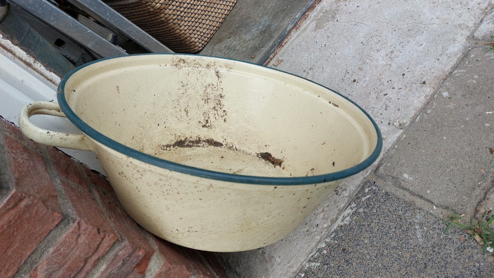 Grote emaille zinken teil - beige met groene rand (50cm), Ophalen