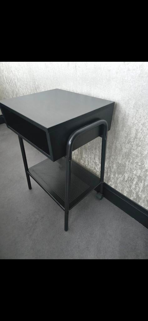 IKEA Nachtkastje / Bijzettafel met 2 wieltjes, Huis en Inrichting, Tafels | Bijzettafels, 45 tot 60 cm, Minder dan 55 cm, Metaal of Aluminium