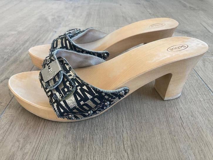 Halfhoge Scholl kleppers zwart met gouden print mt 41, Kleding | Dames, Schoenen, Zo goed als nieuw, Sandalen of Muiltjes, Zwart