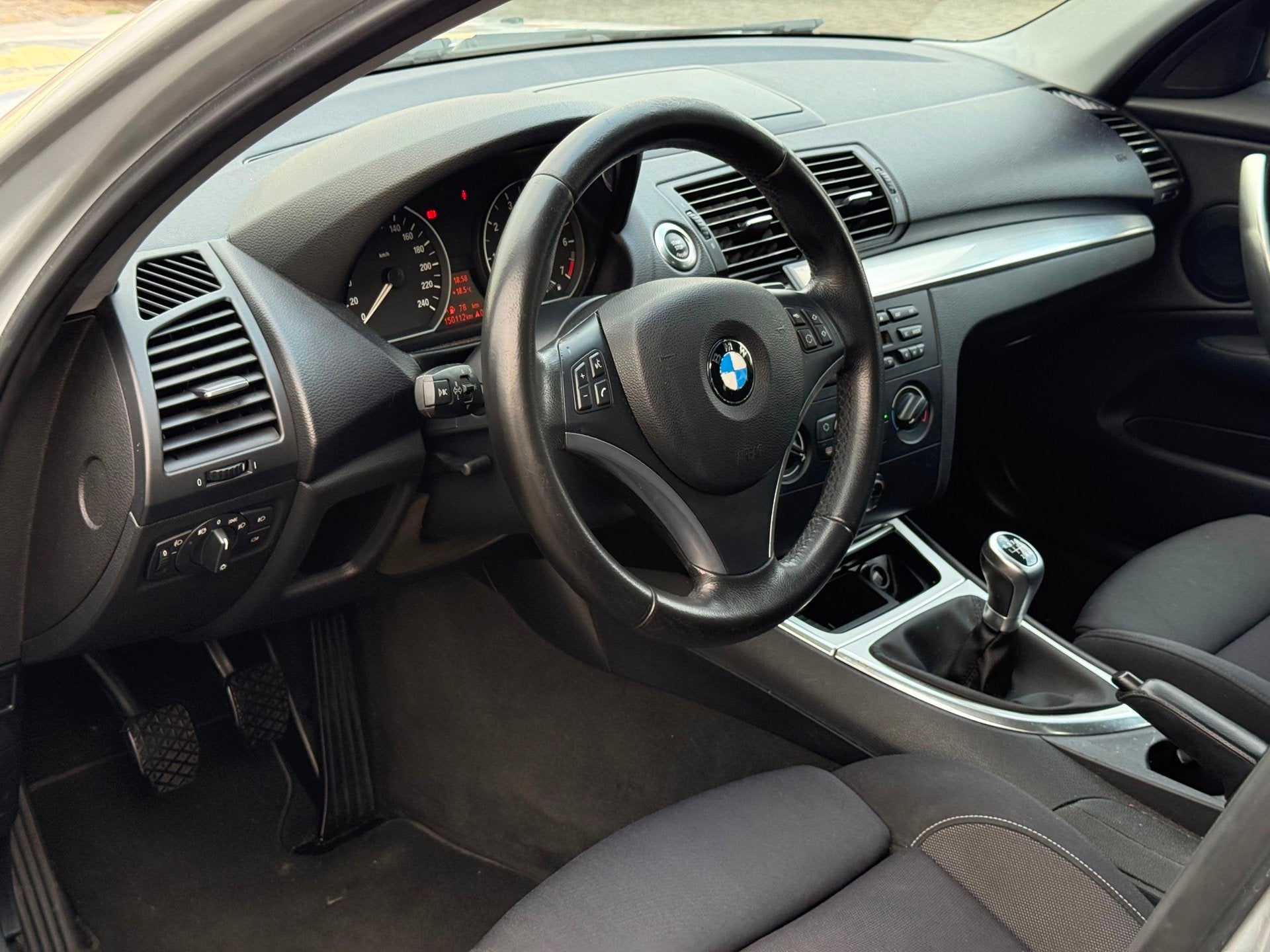 BMW 1-serie 116i 116PK High Executive Airco| Carkit !, Auto's, Gebruikt, Zwart, 4 cilinders, 635 kg