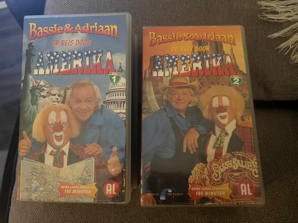 2 dubbele vhs banden Bassie en Adraan in Amerika 1/2, Alle leeftijden, Ophalen of Verzenden, Zo goed als nieuw, Nederlandstalig