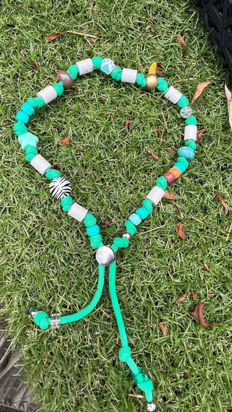 Leuke hondenketting in mintgroen Paracord EM kralen 39-49 cm, Ophalen of Verzenden, Handgemaakt, Nieuw